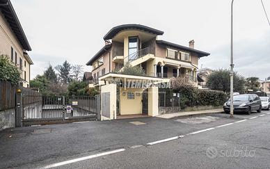 3 LOCALI CON GIARDINO E BOX DOPPIO