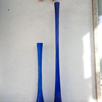 Coppia di vecchi vasi in vetro a stelo molto alti