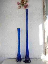 Coppia di vecchi vasi in vetro a stelo molto alti