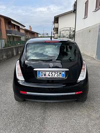 Lancia ypsilon nera del 2009