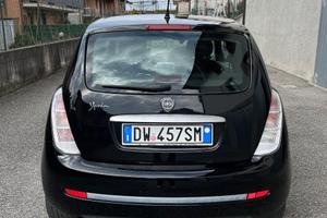 Lancia ypsilon nera del 2009