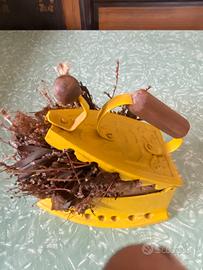 Ferro da stiro con fiori secchi