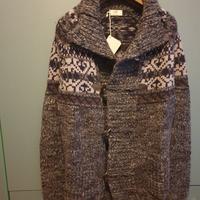 giaccone in maglia con alamari   