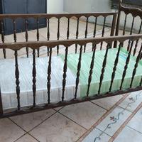 Lettino in legno con ruotine, coprirete, materasso