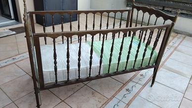 Lettino in legno con ruotine, coprirete, materasso