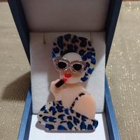 Grande spilla moda vintage " Donna con rossetto" 