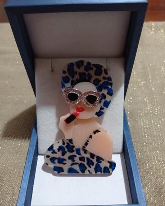 Grande spilla moda vintage " Donna con rossetto" 