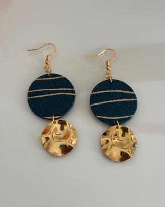 Orecchini realizzati a mano.