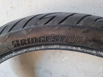 Pneumatici moto Bridgestone 130 80 17 e 90 90 21