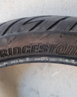 Pneumatici moto Bridgestone 130 80 17 e 90 90 21