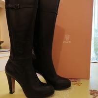 stivali neri in pelle