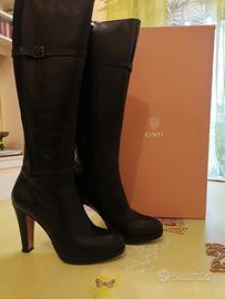 stivali neri in pelle