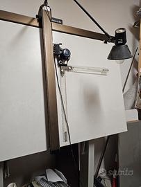 Tavolo da disegno tecnigrafo professionale. 