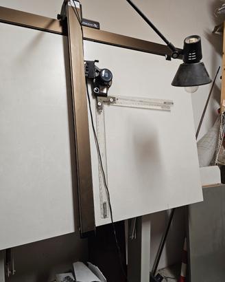 Tavolo da disegno tecnigrafo professionale. 