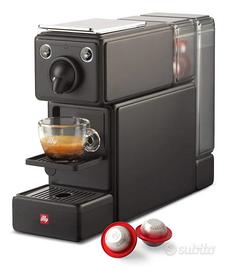Macchinetta del caffe Illy, nera