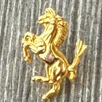 SPILLA CAVALLINO FERRARI DORATA