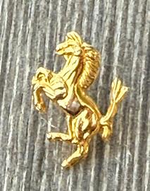 SPILLA CAVALLINO FERRARI DORATA