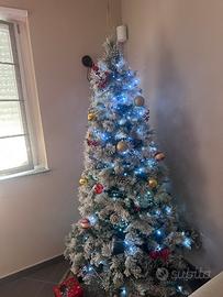 Albero di natale innevato