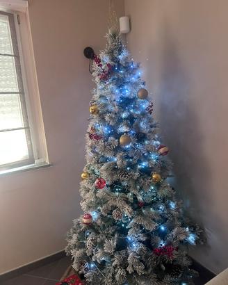 Albero di natale innevato