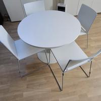 Tavolo rotondo + 4 sedie. Come nuovo