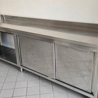 Mobile in acciaio inox e vari tavolini e sedie