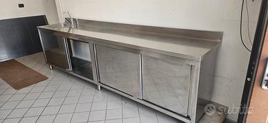 Mobile in acciaio inox e vari tavolini e sedie