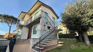 Villa di 100 m² con più di 5 locali e posto auto a