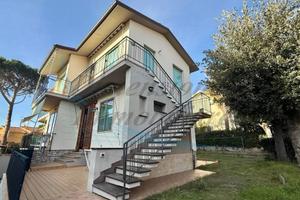 Villa di 100 m² con più di 5 locali e posto auto a