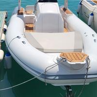 Gommone con motore da 150 cv