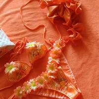 Bikini con fiori applicati, abbinato a borsa