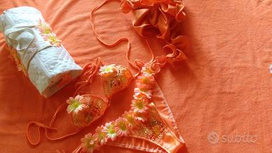 Bikini con fiori applicati, abbinato a borsa
