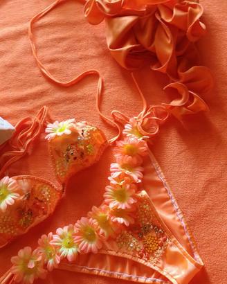 Bikini con fiori applicati, abbinato a borsa