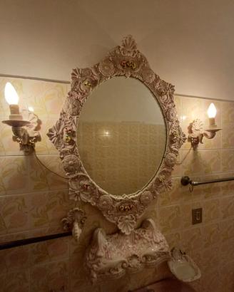 Set bagno vintage in ceramica con lampadario