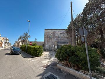 Locale commerciale 1000 mq con parcheggio