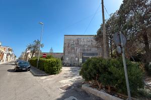 Locale commerciale 1000 mq con parcheggio