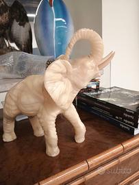 scultura vintage raffigurante un elefante probosci