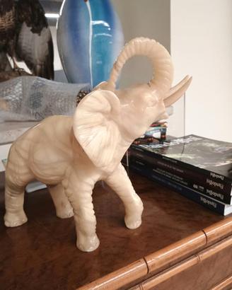 scultura vintage raffigurante un elefante probosci