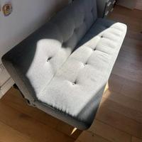 divano letto di colore grigio scuro in stoffa