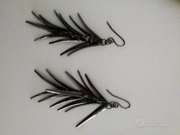 Orecchini con aghetti neri