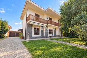 Villa bifamiliare con ampio giardino
