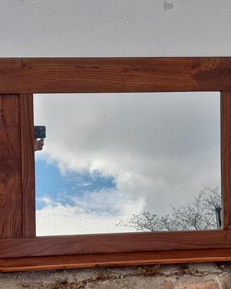 vecchio specchio con cornice e mensola in legno