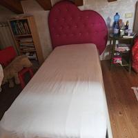 Letto in legno artigianale con rete + cuore rosa