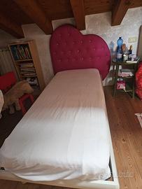 Letto in legno artigianale con rete + cuore rosa