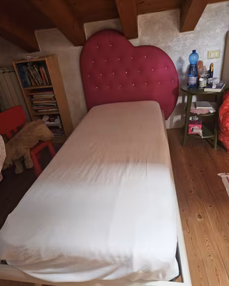 Letto in legno artigianale con rete + cuore rosa