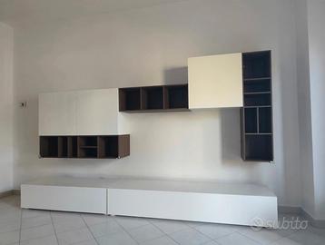 Parete attrezzata e mobile con cassettiera 