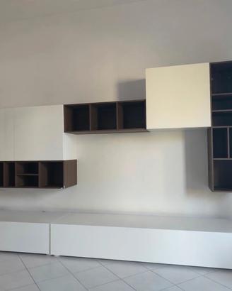Parete attrezzata e mobile con cassettiera 