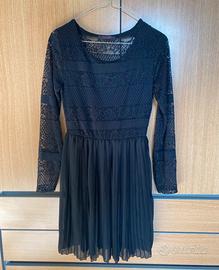 Vestito nero elegante in pizzo ricamato invernale