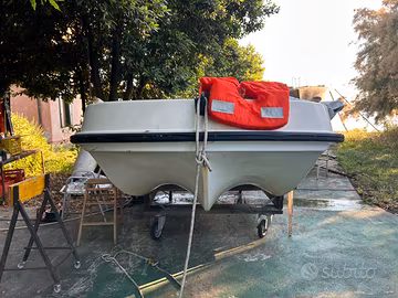 Trimarano 5 metri con Yamaha J  25 hp