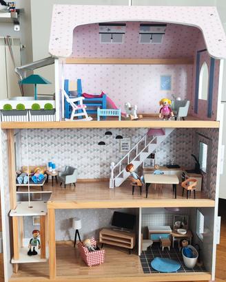 grande casa delle  bambole con arredi e personaggi