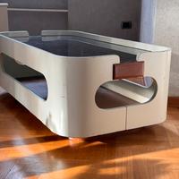 Tavolino bianco e legno scuro con ripiano in vetro